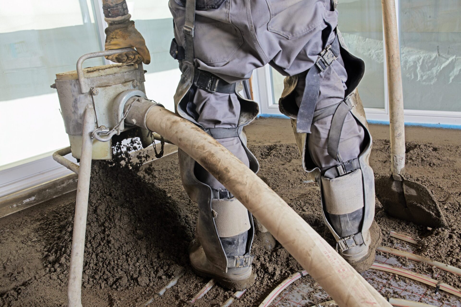 Estrich wird eingepumpt