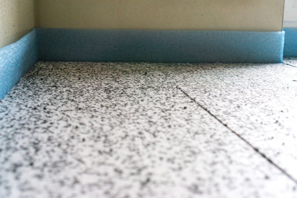 Verlegung von Trittschall- und Wärmedämmung im Estrichaufbau