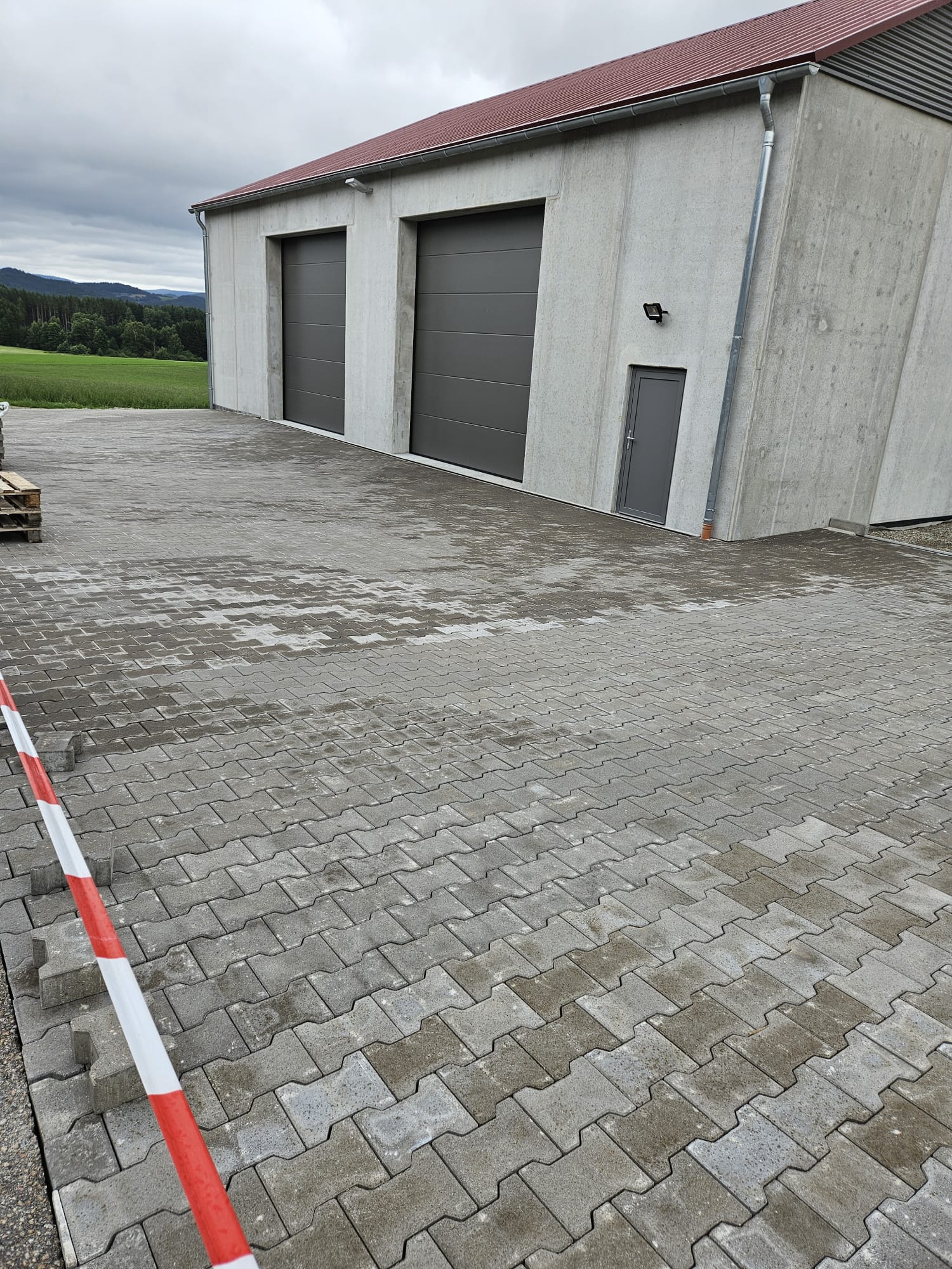 Pflaster vor Lagerhalle